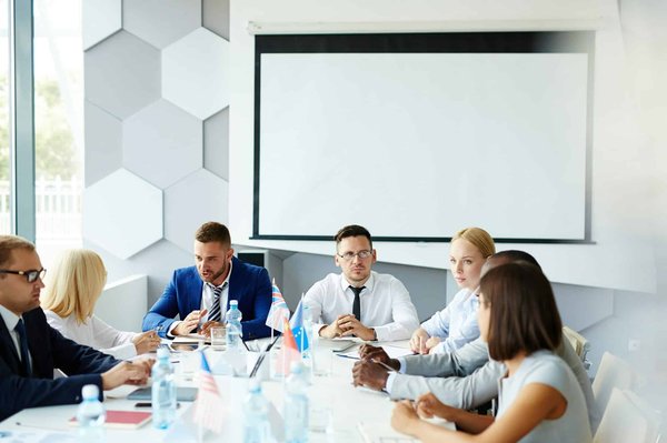 Comment les conseils municipaux peuvent-ils utiliser des forums en ligne pour favoriser la participation citoyenne?