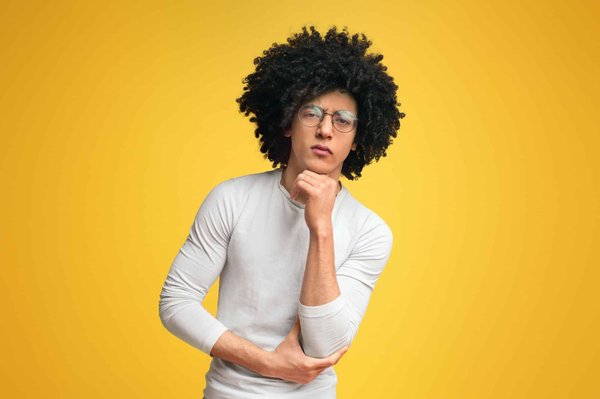 Comment mettre en place une série de débats publics sur des questions de société actuelles?